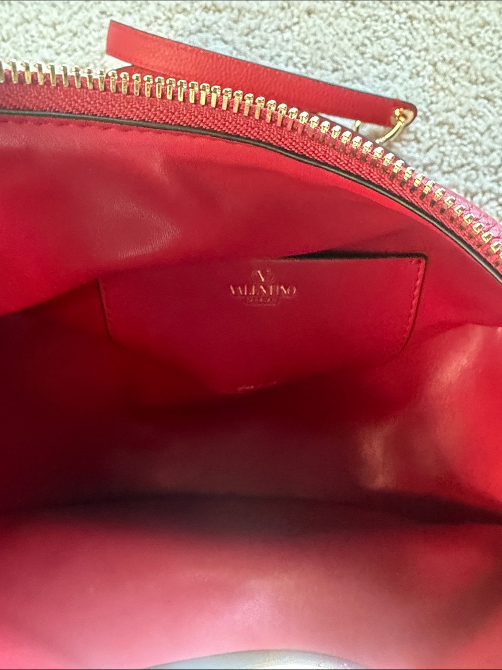 🛍️ PURSE SALE - PRICE REDUCED 🛍️ 
Red Leather Bag with Gold V-Link Chain - Picture 2 of 3